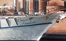 Venezia Boat & Breakfast Caicco Freedom